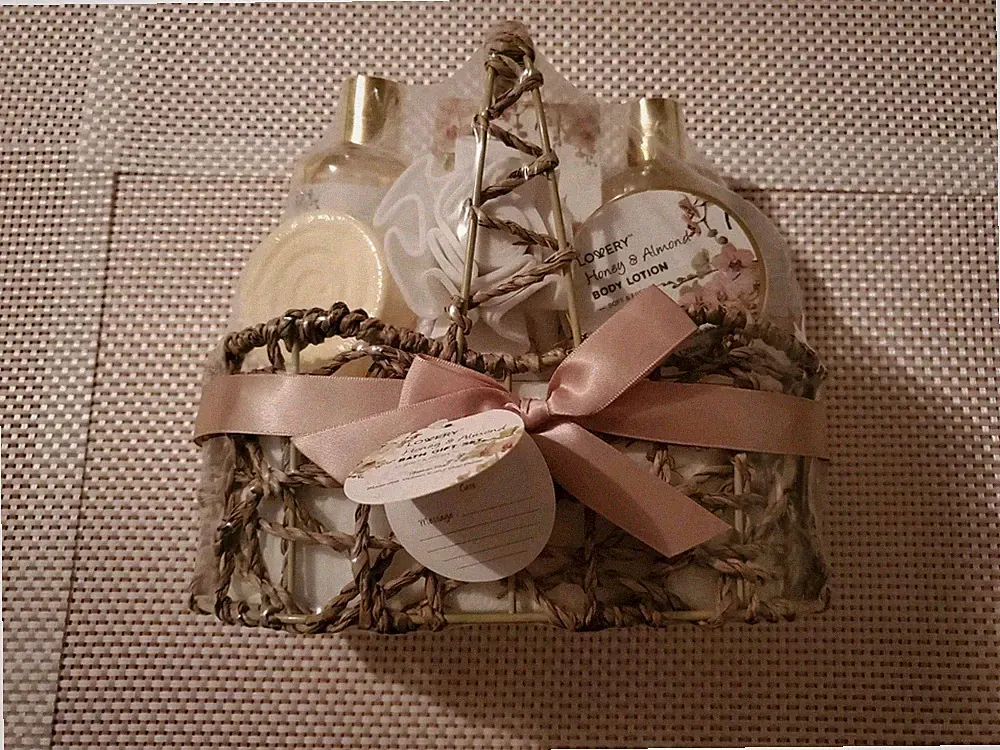 Home Spa Gift Basket - HONEY & ALMOND SCENT - Bath and Body Spa Set Women Lovery